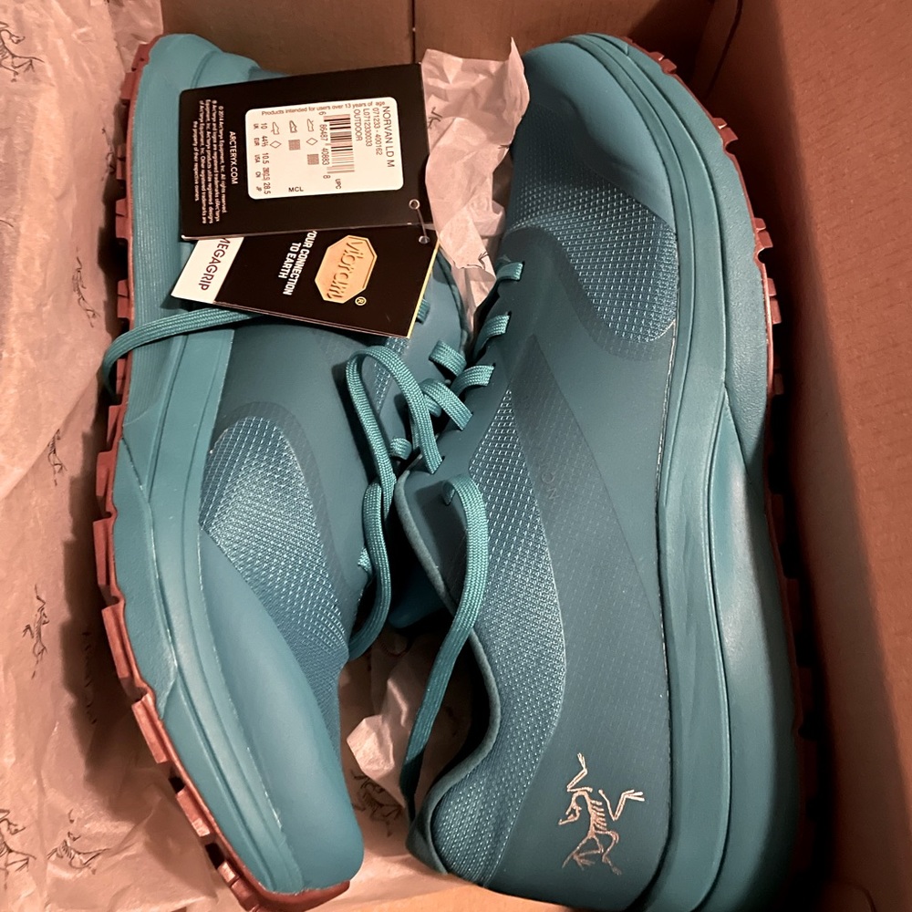 Arc’teryx Norvan LD men 10.5 brand new with tags. Dark fizora / redox color